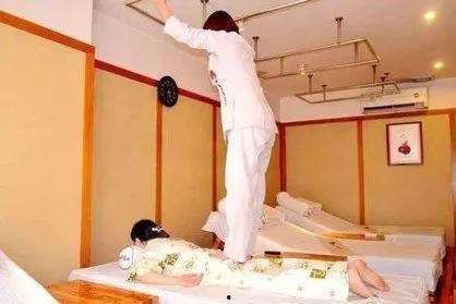 踩背按摩视频,跟视频学踩背按摩技巧