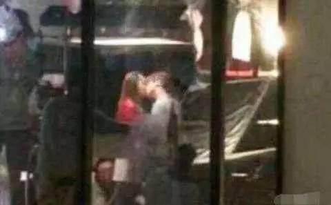 街头吻戏视频,浪漫一幕引路人侧目