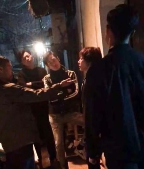 街头吻戏视频,浪漫一幕引路人侧目