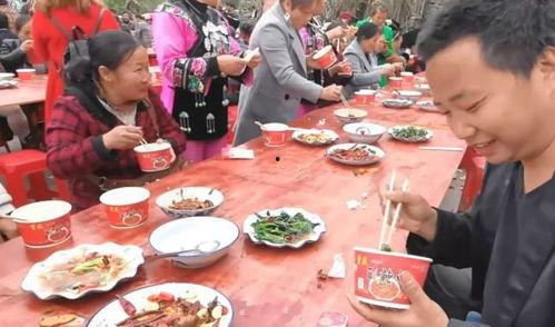 农村人吃饭视频,一餐一景见真情