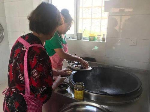 农村人吃饭视频,一餐一景见真情