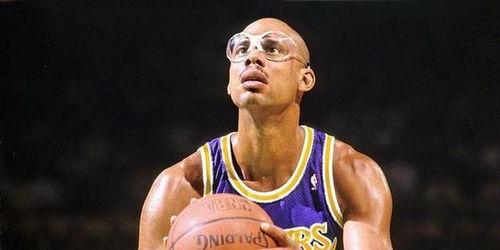 贾巴尔勾手视频,重温贾巴尔勾手绝技的经典瞬间