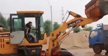 铲车儿童视频,儿童欢乐时光的温馨瞬间