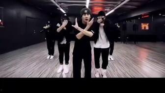 王嘉尔跳舞视频,惊艳演绎舞蹈风采