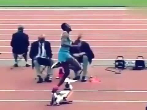 三级跳慢动作视频,一跃、一跳、一飞，完美跳跃瞬间解析