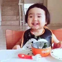 小宝宝吃饭视频,萌态十足！
