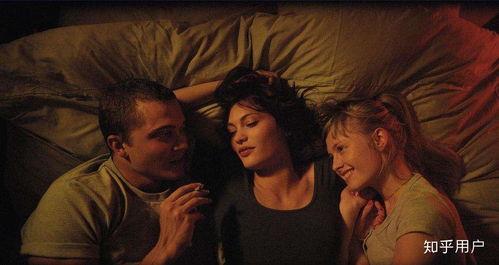 两男一女前后夹攻视频,两男一女前后夹攻，视频引发热议