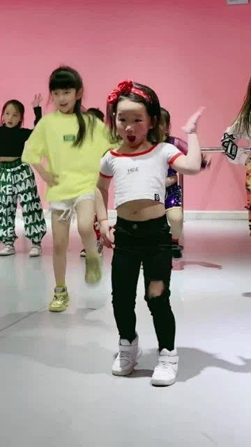 小宝贝跳舞视频,小宝贝的欢乐舞蹈瞬间