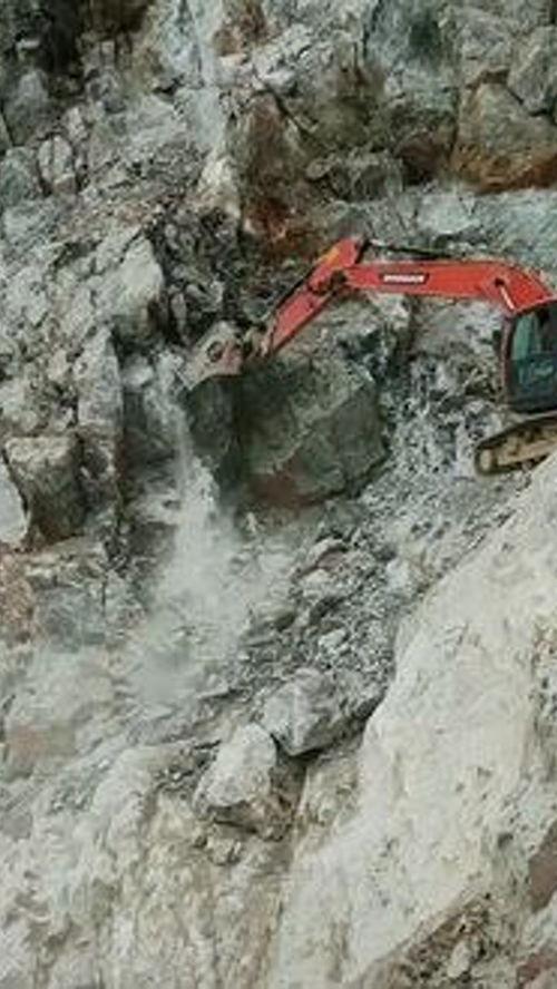 挖掘机干活视频,钢铁巨兽的震撼演绎