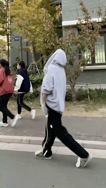 走路很拽的视频,走路拽拽的潮流达人