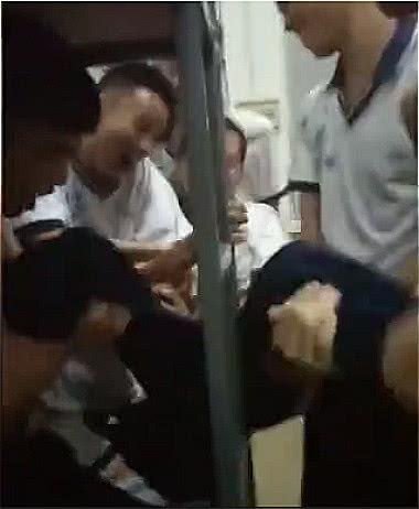 男生寝室摸蛋视频,摸蛋视频引发热议