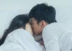 男生吻男生视频,同性之吻，情感共鸣的瞬间