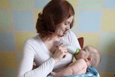 宝宝吸奶视频,温馨育儿瞬间捕捉